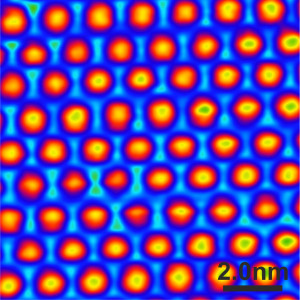 Hochaufgelöstes Rastertunnelmikroskopie-Bild der geordneten NHC-Einzellage auf Silizium; NHC steht für “N-heterozyklische Carbene“ (Ausschnitt).
