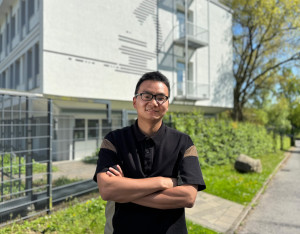 Prof. Dr. Xiaowei Xu vor dem ISAS Gebäude am Standort City.