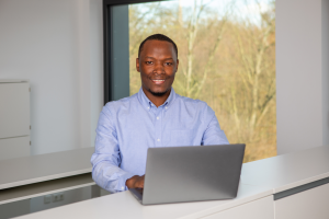 Portrait von Adrian Sebuliba.